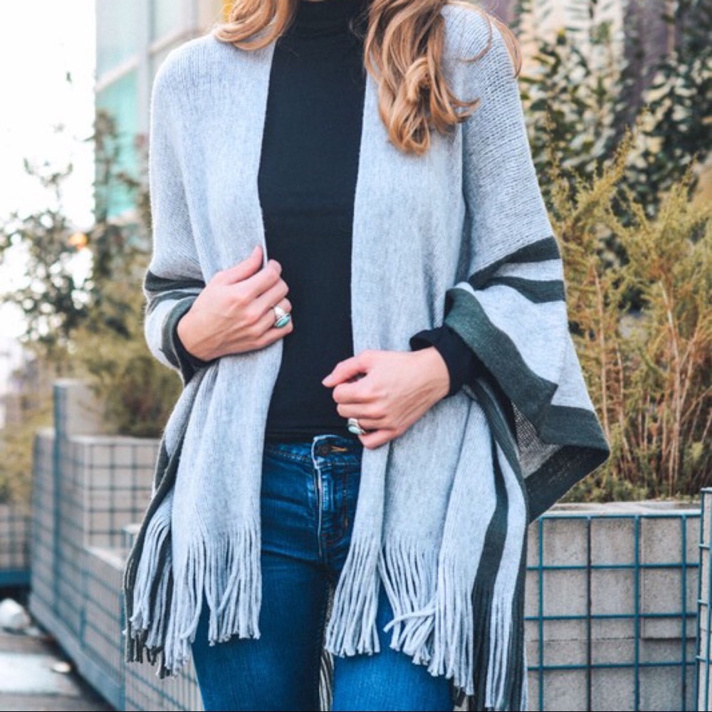 1 LEFT SALE‼️Layla Fringed Ruana - Picture 2 of 6